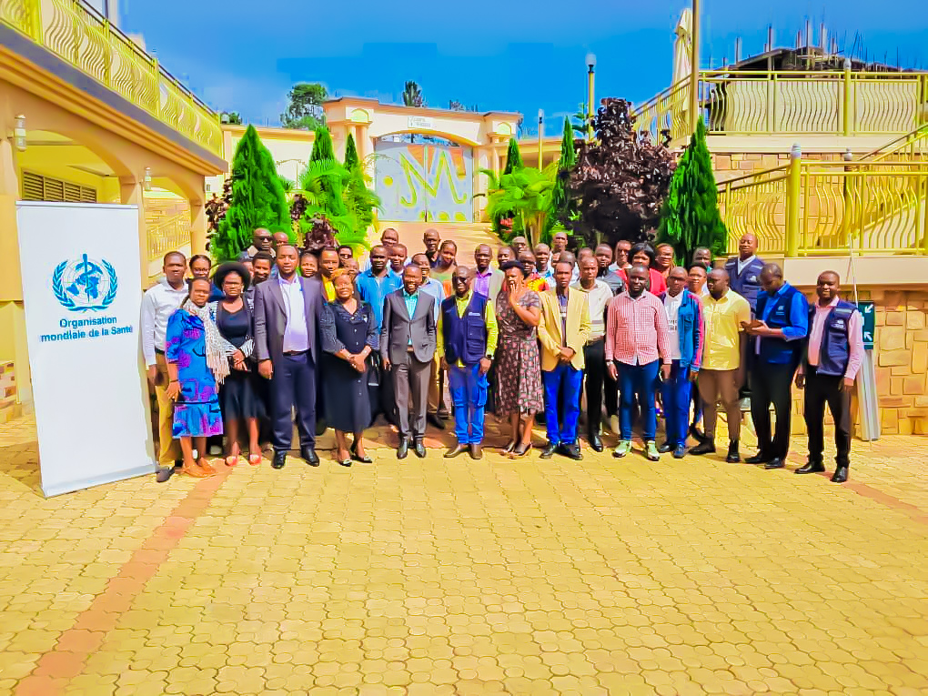msp_burundi's tweet photo. A @Gitega, ce 08.04.2026, le Directeur  Général Responsable du Programme Prévention et Sécurité  Sanitaire au @msp_burundi, @NtihaboseO  à ses côtés : le Médecin Directeur Provincial de la Santé de @Gitega  @NzuwonsabaE  et le Délégué de @WhoBurundi  Dr #Justin #Sossou a ouvert un atelier technique  d’évaluation des soins  de #santé primaires: identification et validation des services et  à différents niveaux de soins.

Dans son discours d’ouverture, il a souligné que le #Burundi s’est engagé fermement à la) consolidation de son système sanitaire et que l’adhésion aux projet Health Investment for Impact (HIIP) illustre cette volonté de mobiliser les ressources additionnelles pour progresser vers une couverture sanitaire universelle.

 cet  atelier de 4jrs qui a réuni différents acteurs du système sanitaire,les participants sont alors  invités à analyser le paquet des soins offerts du niveau communautaire  jusqu’à l’hôpital de district suivi  d’une validation afin de garantir des soins de #santé #primaires accessibles,efficaces et conformes aux standards internationaux