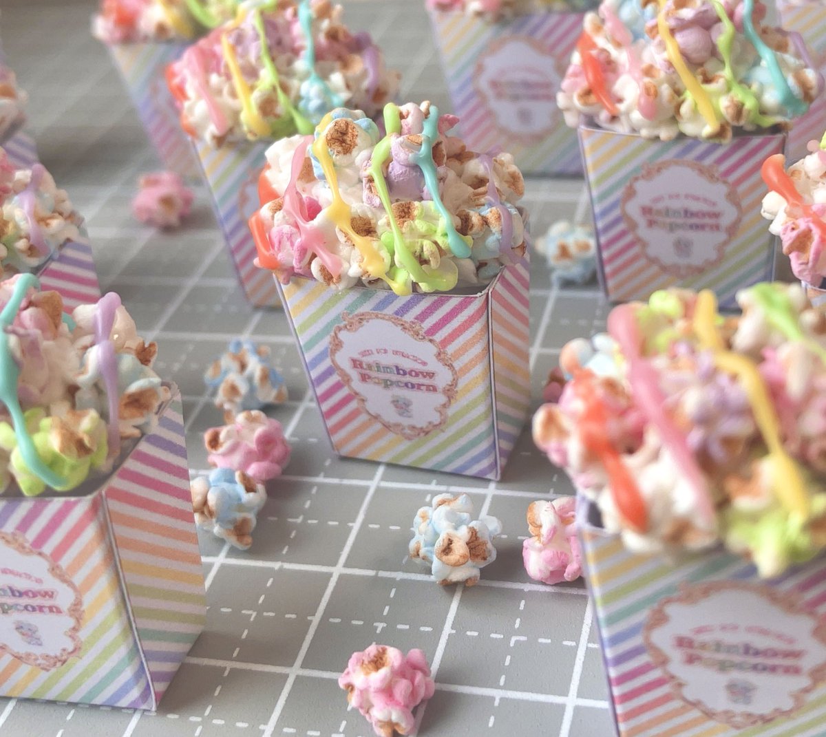 虹のチョコソース🏳️‍🌈を掛けて完成！
レインボーポップコーン🍿🥳

とてもお気に入りに仕上げられた🤩

色んなドールちゃんやぬいちゃんにこれ持って行楽地に遊びに行ってほしい…🥹💭

#ミニチュア