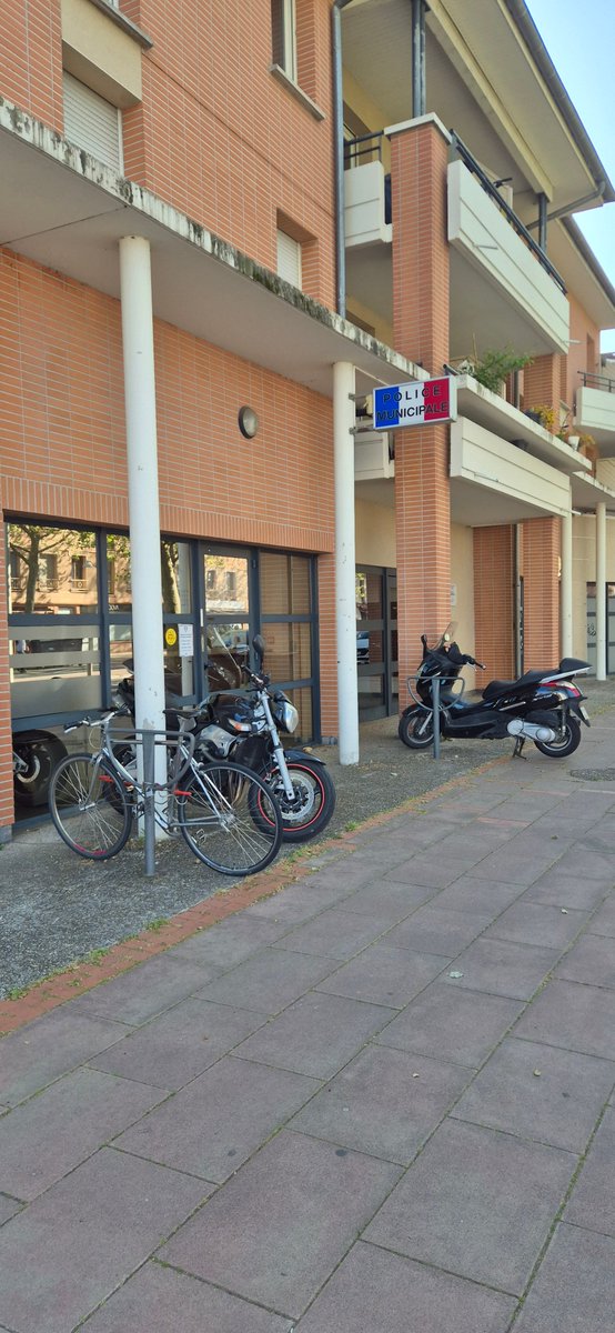 VeloToulousain's tweet image. L'impunité à @Toulouse : le #scooter et la #moto sur le parking vélo, devant la #police municipale...
#GCUM