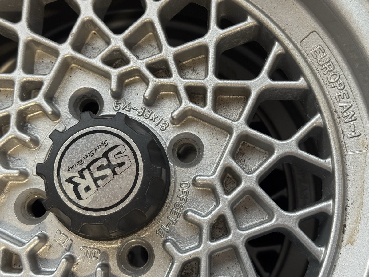 WheelMANIAClub's tweet photo. これは海外流出できません

激レアなサイズ

"PCD100-4H 13インチ 5.5j+14"

SSRフォーミュラーメッシュではなく
知る人ぞ知る"weds EUROPEAN-1"です。

埃は被ってますがデッドストックだった激レアホイールをイベント用に履いていた物ですのでそれなりに美品かと思います。

¥160,000+TAX https://t.co/beErdZ8YPq