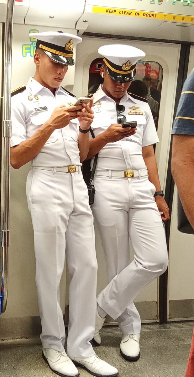 Hotstuff1707's tweet photo. Was on the train just now ad I saw this Thai guys, wearing tide pants. NICE bulge 😘 https://t.co/G5Ym6LllP6