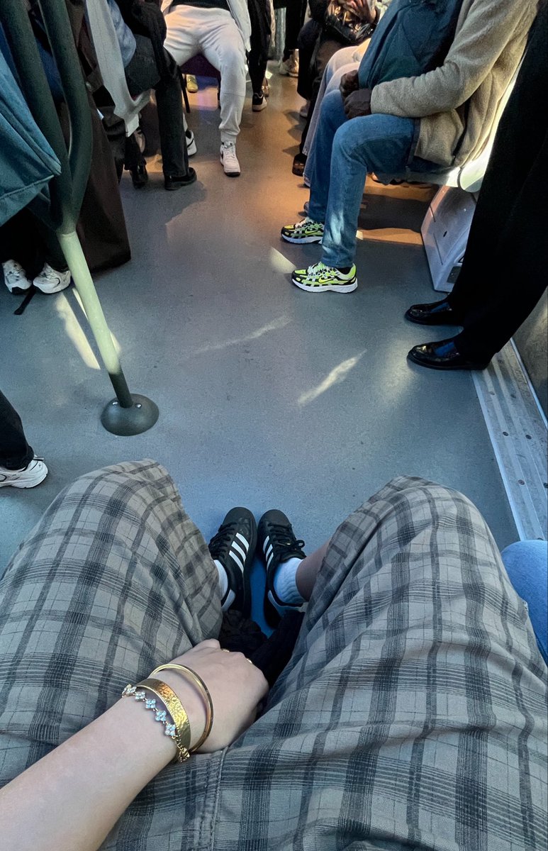 six’ 𓂆 tweet media