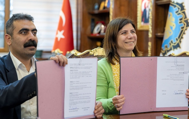 OdakTV1's tweet photo. Diyarbakır Büyükşehir Belediyesi, Filistin'in El Halil  kentine bağlı Yatta Belediyesi ile "Kardeş Şehir" oldu. https://t.co/s69AfkShzs