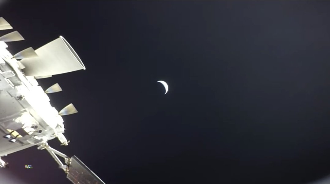 NoozBebe_'s tweet image. #Artemis2 #Orion #MoonFlyby 
The mission isn't over until the 4 astronauts are on land.
They are close to home now

This image is taken by the camera stationed outside the capsule.
That crescent is the earth.