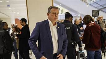 LObservateur_X's tweet photo. 🧵 Louis Aliot, maire RN de Perpignan.
À peine réélu, sa PREMIÈRE décision ?
S’augmenter. Lui et ses proches.

.    Trois adjoints (Pons, Guillaumon, Dussaubat) passent de 2 700 € à 4 316 € brut par mois.
Soit une hausse de +57%.
En un seul vote. Dès le premier conseil municipal.
  
    Pendant ce temps, le revenu médian à Perpignan ?
1 448 € par mois.
La moitié des Perpignanais gagnent MOINS que ça.
Ses adjoints touchent désormais 3 fois ce montant.
     
      Ce n’est pas la première fois.
En 2020, lors de son premier mandat, Aliot avait déjà augmenté sa propre indemnité de 17% dès l’installation.
Même méthode. Même réflexe.
  
     Rappel : en 2016, Aliot était dans l’opposition.
Quand l’ancien maire avait fait pareil, il avait déclaré :
“Dans la ville la plus pauvre de France, le maire augmente ses élus. Il se moque du monde.”

    Cerise sur le gâteau : Aliot est actuellement poursuivi pour détournement de fonds publics.
Son jugement approche.
Et sa première décision, c’est de se servir davantage dans les caisses.

     L’opposition résume parfaitement :
“Avant de servir les Perpignanais, on se sert.”
“C’est quelque chose qui n’existe pas dans la vie réelle.”

À Perpignan, la réalité parle d’elle-même
.
Partagez ce thread pour que tout le monde le sache. 🔁

#Perpignan #Aliot #RNExposé