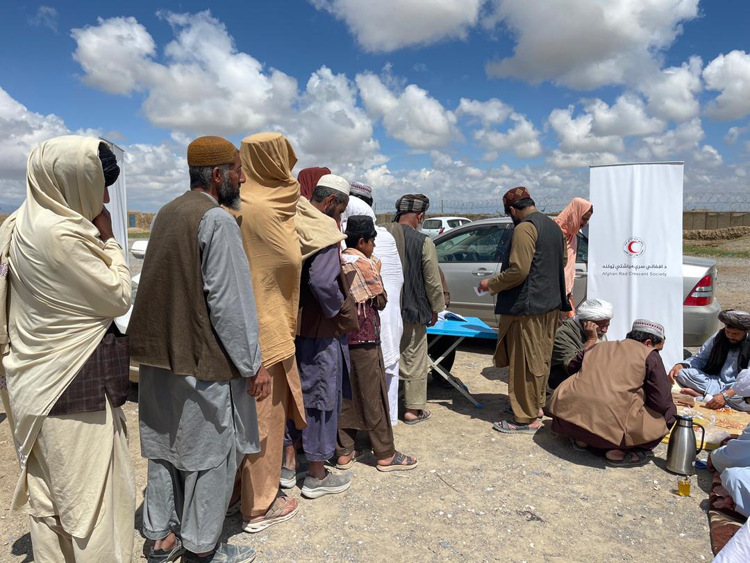 ICRC_af's tweet photo. After recent clashes in #Kandahar, many families fled their homes with nothing.

Together with @ARCSAfghanistan, @ICRC provided cash assistance to 1,100 affected families to help them meet urgent needs and begin to rebuild their lives with dignity. https://t.co/UBgzwxgKgX