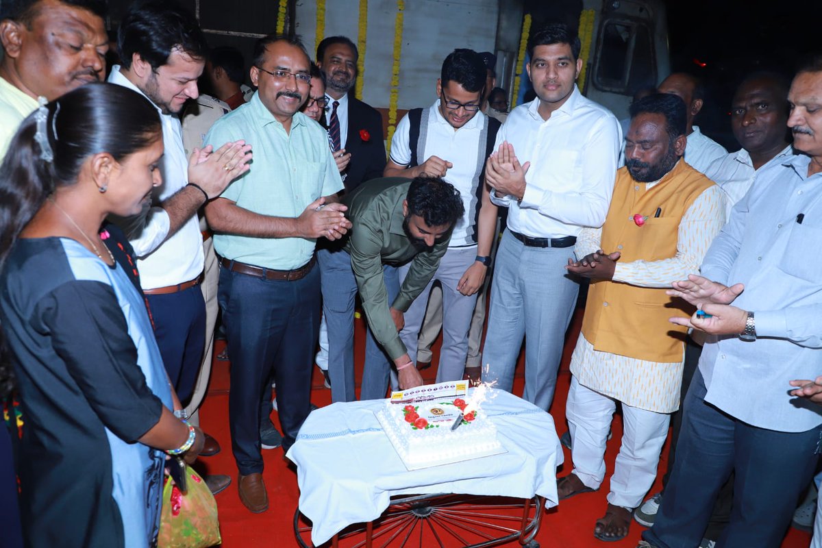 DRMSolapur's tweet photo. 🚆✨Marked 50 glorious years of the iconic 12116/15 Siddheshwar Exp on 8th Apr with pomp.
🎉 Loco decorated &amp; garlanded
🎂 Cake cutting ceremony
🎶 RPF Band performance
📸 Railfans’ special tribute
A true lifeline connecting Solapur–Mumbai, continuing its legacy.
#IndianRailways https://t.co/Q1a7RfGjOT