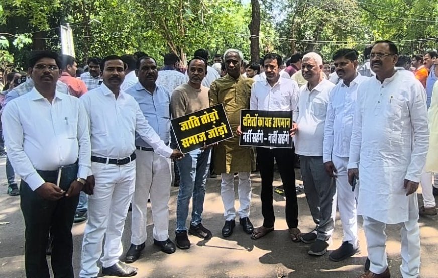 “बहुजन समाज को सामाजिक आर्थिक और राजनीतिक रूप से मजबूत बनाने के लिए हम दिल्ली में मीटिंग कर रहे है।।
एडवोकेट विजय कुमार आजाद
संस्थापक एवं राष्ट्रीय अध्यक्ष
भीम आर्मी भारत एकता मिशन”