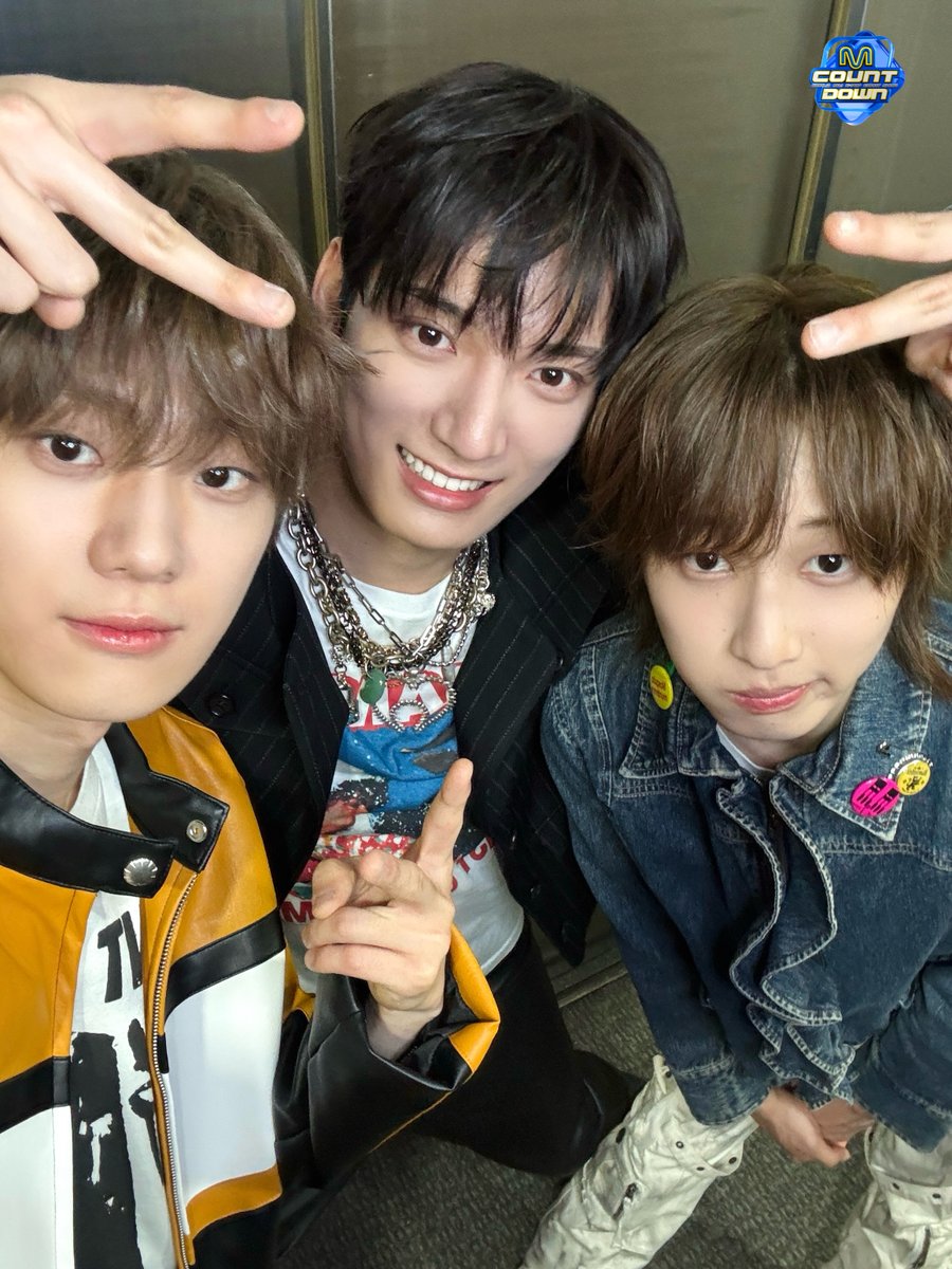 오늘 엠카보는 사람들은 귀여운 하츠웨이브 덕분에 입꼬리 상승하느라 금전운 계속 오를 듯. 돈 많이 벌고 싶은 분들 이 셀카 보세요! 🎸 하츠웨이브가 일으킬 새 물결 🌊 오늘 엠카 최초 공개 무대 보고 팬되면 하츠웨이브 데뷔 팬입니다 💓

#MCOUNTDOWN #엠카운트다운
#hrtzwav #하츠웨이브