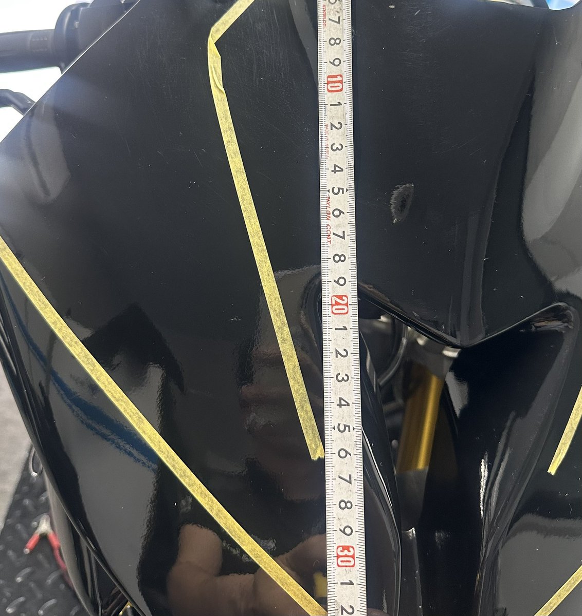 HRTS_Service's tweet photo. 【BMW G310R カウルデザイン】
真っ黒な黒ゲルカウルに、
マスキングテープでラインをひき、
なんか違うなー
とか1人で言いながら、
デザインしてますw
作業のついでに、
ステッカーが欲しくなったら言ってください
大概なんでも作れます😊
#hrts #g310 #bmw #デザイン https://t.co/9uyRt7bgE4