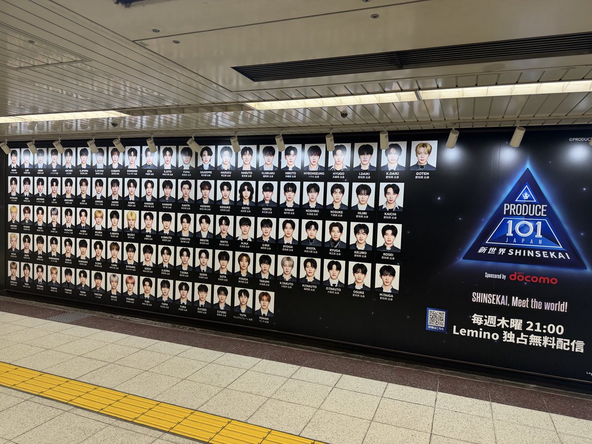 listenshan's tweet photo. 駅に日プ新世界のパネルがあったからミーハー心で写真撮ってたら、駅員さんが「この中に推しいますか？推しと撮りましょうか？」って声かけてくれてちゃっかり撮ったの何だったんだ❓1picはヨンフンなんだ㌔…(おじさんの理解力は神で草) https://t.co/h0AM0nUaf6