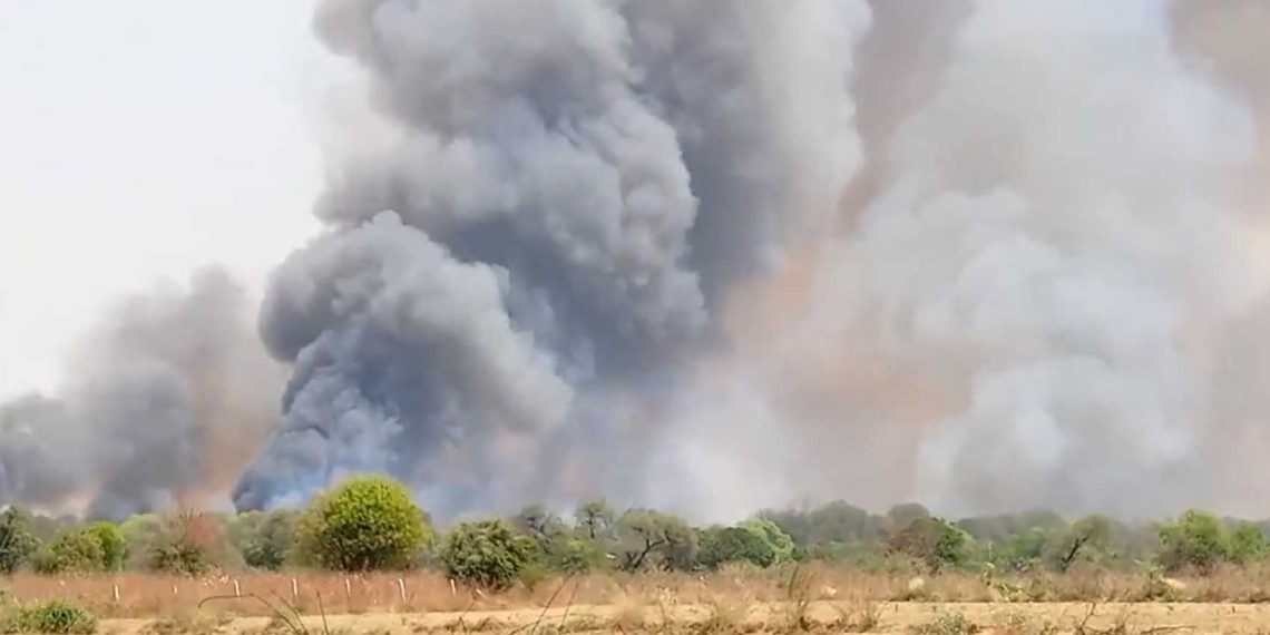 JeanMartin75000's tweet photo. #Birmanie🇲🇲 Sous couvert de « gouvernement civil », le régime de Min Aung Hlaing intensifie sa stratégie de terre brûlée : villages incendiés, civils tués, déplacés par milliers à #Sagaing, #Magwe et #Mandalay.
La façade politique change. La guerre contre le peuple continue. https://t.co/zqs87h8kuH