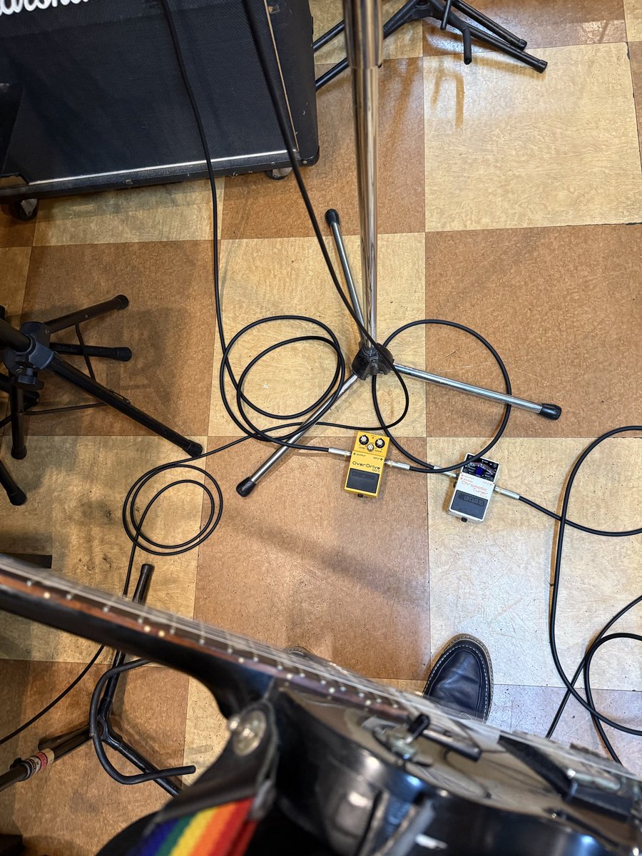 odd9g's tweet photo. 2月に久々にライブして正直燃え尽き症候群になってました。

しかし、僕は音楽をやりに東京に来たことを思い出しやる気に満ち溢れ、久々にスタジオ入ってきました。

前回のライブの反省からギターを5センチ上げました。

めっちゃ弾きやすくなった‼️

音楽楽しい！（泥酔中） https://t.co/v3DGOOK284