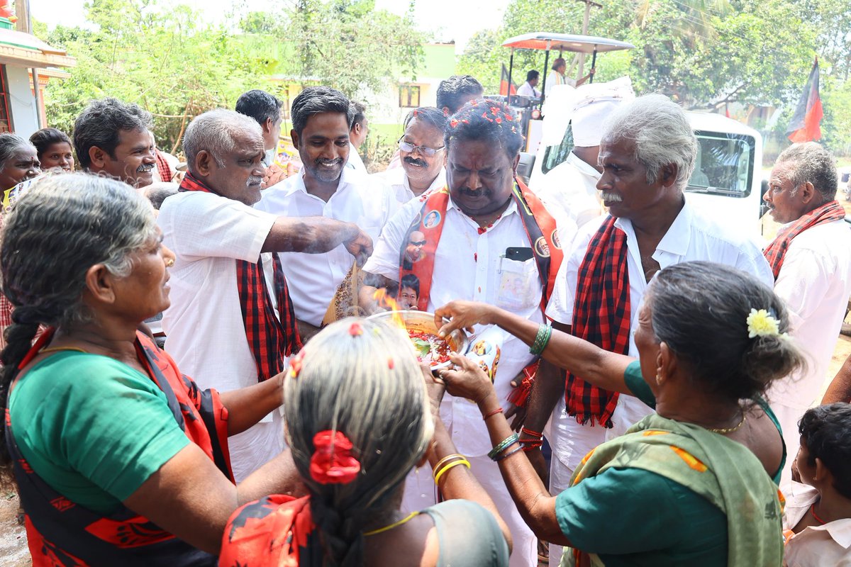 sivasankar1ss's tweet photo. குன்னம் சட்டமன்ற தொகுதி,செந்துறை ஒன்றியம்,நாகல்குழி ஊராட்சியில் அலைகடலெனத் திரண்ட மக்களின் பேரன்பில் நமது தேர்தல் பிரச்சாரம் மாபெரும் எழுச்சி பெற்றது! 

நாகல்குழி, செம்மண் பள்ளம், வாக்காள பெருமக்களைச் சந்தித்து ஆதரவு திரட்டினேன்.

சமூகநீதியைக் காக்கும் நமது திராவிட முன்னேற்றக் கழகத்தின் வெற்றிக்கு உதயசூரியனில் வாக்களிக்க வேண்டி அன்போடு கேட்டுக்கொண்டேன்.