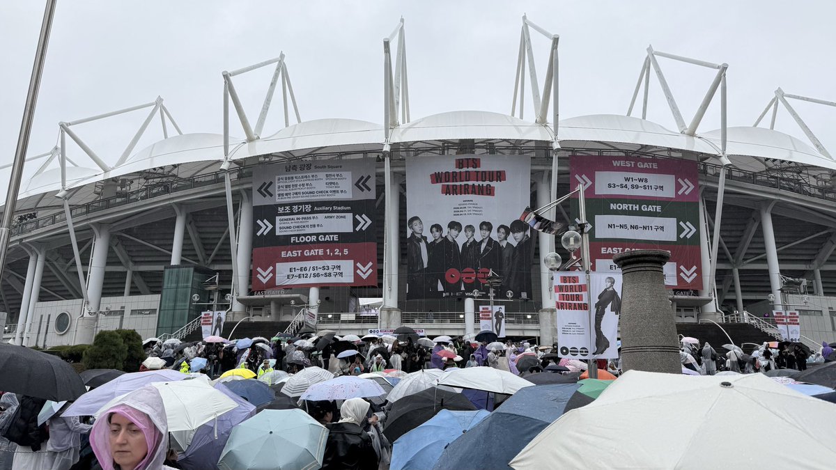 bangtansoshi's tweet photo. 09.04.26
ARIRANG 1st CONCERT
@BTS_twt I made it again after 8 years 😭😭 https://t.co/gwyAYTsZqm