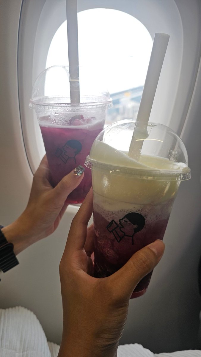 สดๆ ร้อนๆ ซื้อ Hey Tea ตอนต่อเครื่อง
แต่ใกล้เวลามากแล้ว ยืนลนๆ ทำหน้าร้อนใจ จนพนักงานเห็นใจ บอกว่าเอาแก้วนี้ไปแทนไหม น่ารักมาก สรุปได้กินเมนูที่ไม่ได้สั่ง แต่ไม่เป็นไร

มาอ่านทวิตนี้ถึงเข้าใจแจ่มแจ้ง ว่าแก้วที่เรากินคงเป็นของคนที่สั่งไว้ แต่รีบไปขึ้นเครื่องเลยไม่ได้มาเอา🤣