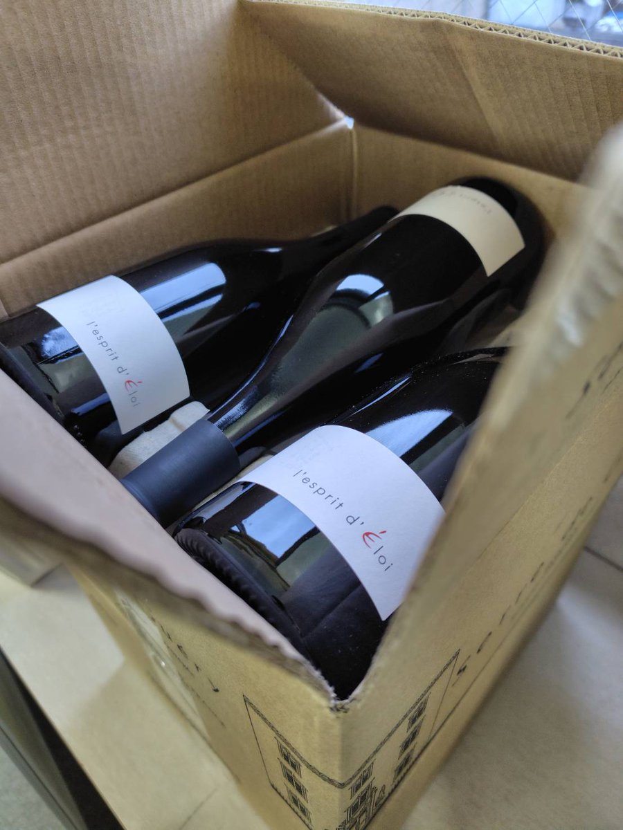 qualitter's tweet photo. 長い長い船旅を経てフランスからワインが届きました。品切れしていたフランスワインの一部が販売再開しております。
来週の弊社試飲会でお出しするシャトー・ギュエリー社のワインもギリギリで間に合いました😭皆様安心して飲みにきてくださいね。ワインたちは週末ゆっくり休ませておきます・・！ https://t.co/yXXLbtBHNM