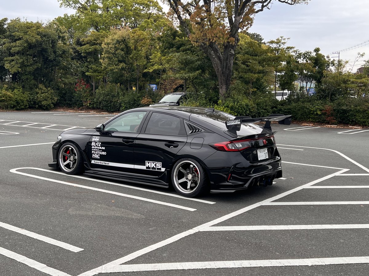 ShunPanda_BNR34's tweet photo. ついに完成！！

VOLTEX スワンネック　TYPE-C 1700mm!!
皆様4Bじゃないですよー！！
拘りです！！

ルーフより低いのが難点って感じです！

だけどかっこいい！！

マジでこの車高に合ってる！！ https://t.co/9MXZssgpXE