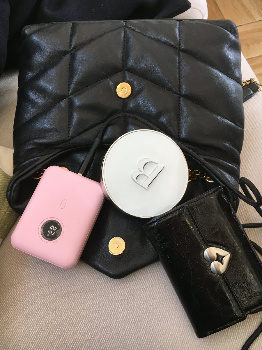 #RT이벤트
아래글을 #RT 2분 초경량 보조배터리 (10,000mAh) + #마음 3분 충전기 케이블 세트 
선물로 드립니다

(저의 사비로 진행되니 많관부..💸)
특히 작은거 VA-110 요거 (두번째 사진)
쿠션이랑 비슷한 크기에다가 핸드폰 2번이나 충전되는 요물입니다.. 강추.