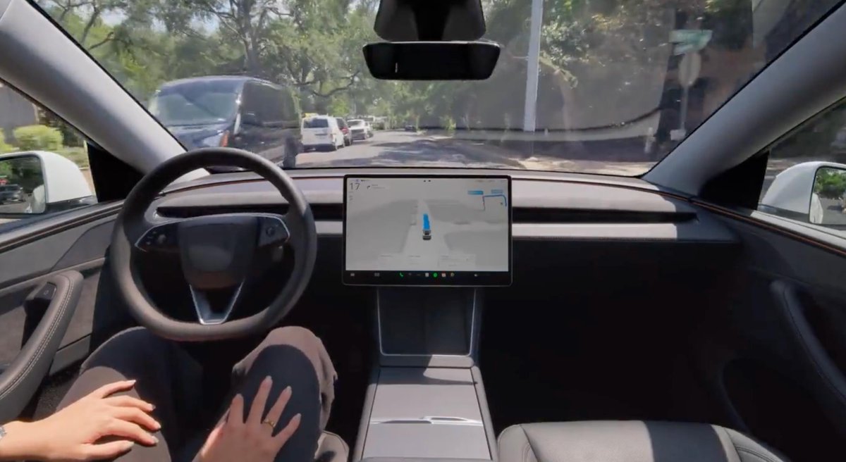 donanimhaber's tweet photo. ⛔️ Tesla, Türkiye’de yasa dışı FSD kullanan araçlara gizlice müdahale etti.

Tesla’nın Türkiye’de resmi olarak kullanıma sunulmayan Full Self-Driving (FSD) yazılımını yasa dışı yollarla aktif eden bazı araçlara yönelik bir müdahalede bulunduğu ortaya çıktı. 

Şirket, ilk olarak herhangi bir güncelleme bildirimi ya da kullanıcı uyarısı göndermeden belirli araçlardan FSD erişimini tamamen kaldırdı. 

Ardından kullanıcılara bir bilgilendirme notu gönderildi.

Elde edilen bilgilere göre Tesla, uzun süredir araçlardan gelen sistem kayıtlarını analiz ederek olağandışı kullanım senaryolarını takip ediyordu.