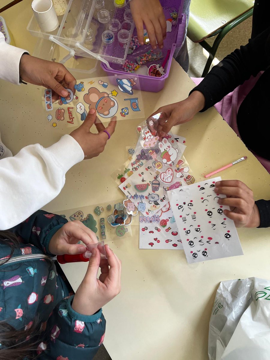 Claudio_CEIP's tweet photo. En el @Claudio_CEIP los alumnos y alumnas de 3º a 6º de primaria hemos comenzado a disfrutar del recreo de otra manera gracias a @PyPDinamicos 🏀🧵📚#proyectosdelClaudio https://t.co/7L1L8fSyOK