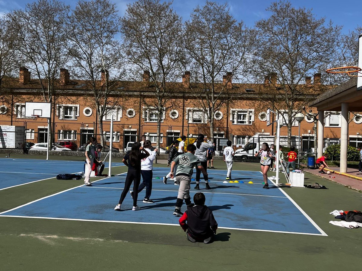 Claudio_CEIP's tweet photo. En el @Claudio_CEIP los alumnos y alumnas de 3º a 6º de primaria hemos comenzado a disfrutar del recreo de otra manera gracias a @PyPDinamicos 🏀🧵📚#proyectosdelClaudio https://t.co/7L1L8fSyOK