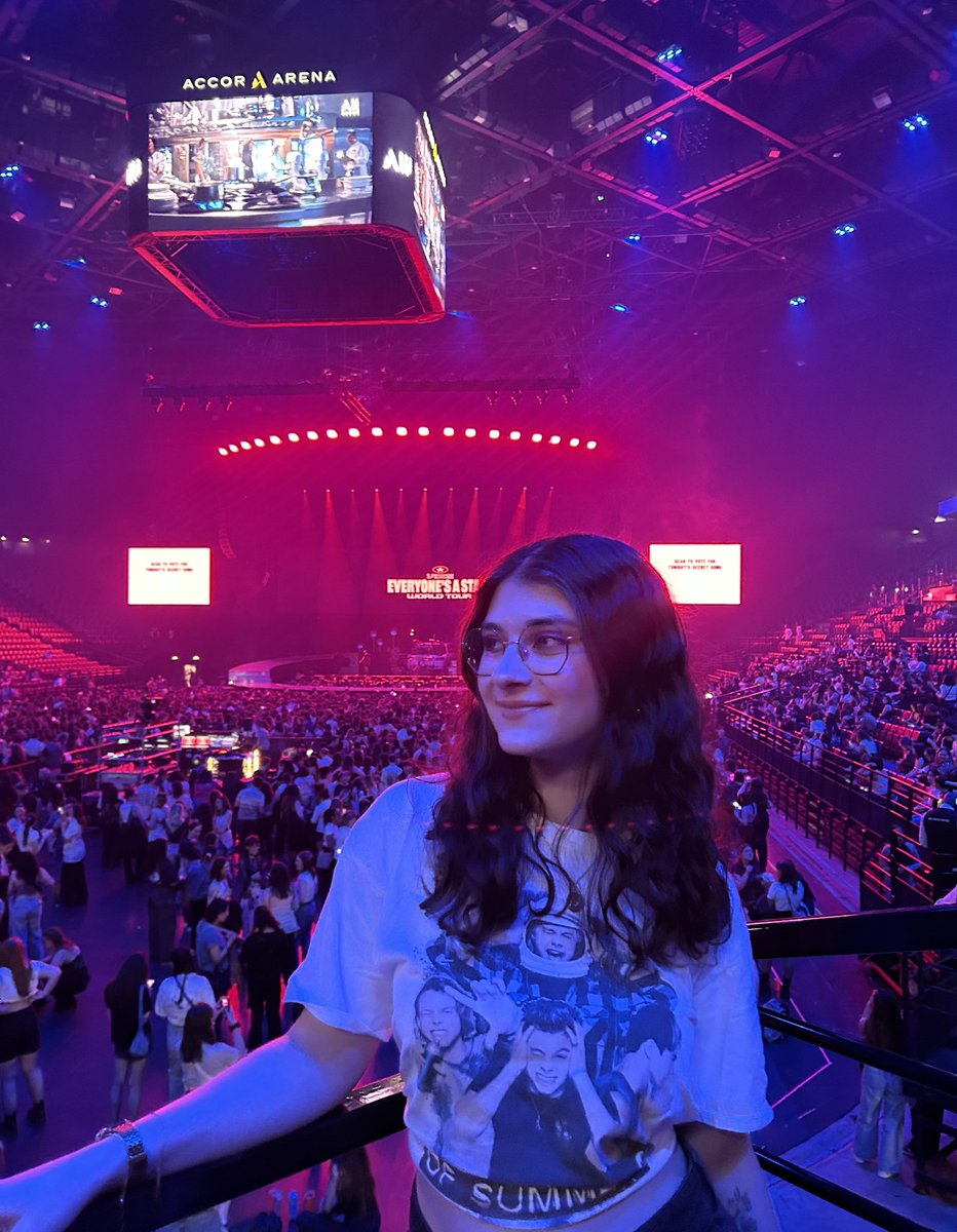 eloxra's tweet image. #parisisastar 
j’arrive pas à redescendre je suis encore sur un nuage, la elo de 2014 est si heureuse d’avoir enfin vu mes australiens fav.
merci à toutes les personnes que j’ai rencontré hier soir, avec qui j’ai discuté et partagé ce moment. 
⭐️🪩🤍