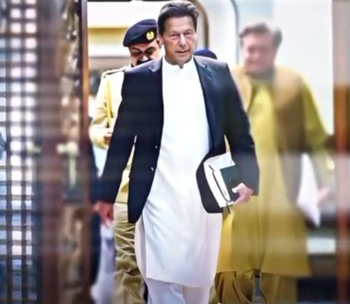 9 اپریل۔۔۔پاکستان کی تاریخ کا سیاہ ترین دن۔ جب رجیم چینج آپریشن کے ذریعے عوامی حکومت کو گرایا گیا، مگر عمران خان آج بھی اسی استقامت کے ساتھ اس ظالم مافیا کے سامنے ڈٹ کر کھڑا ہے۔
2022 سے 2026 تک۔۔۔۔گرفتاریاں،قربانیاں، جبر، فسطائیت، جبری گمشدگیاں اور جھوٹے بیانیے… مگر نہ عوام کے