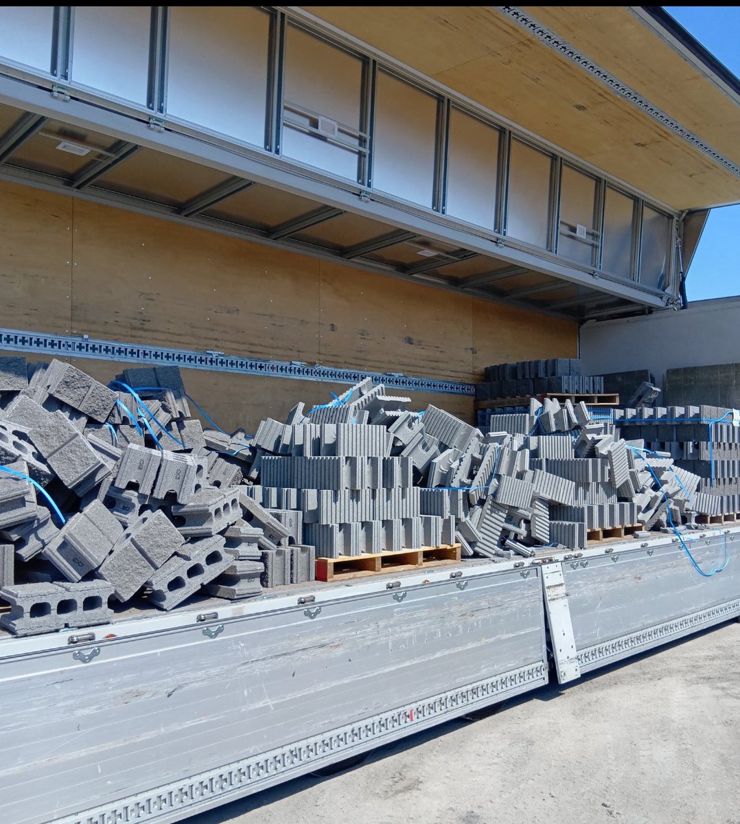 まるこー tweet media