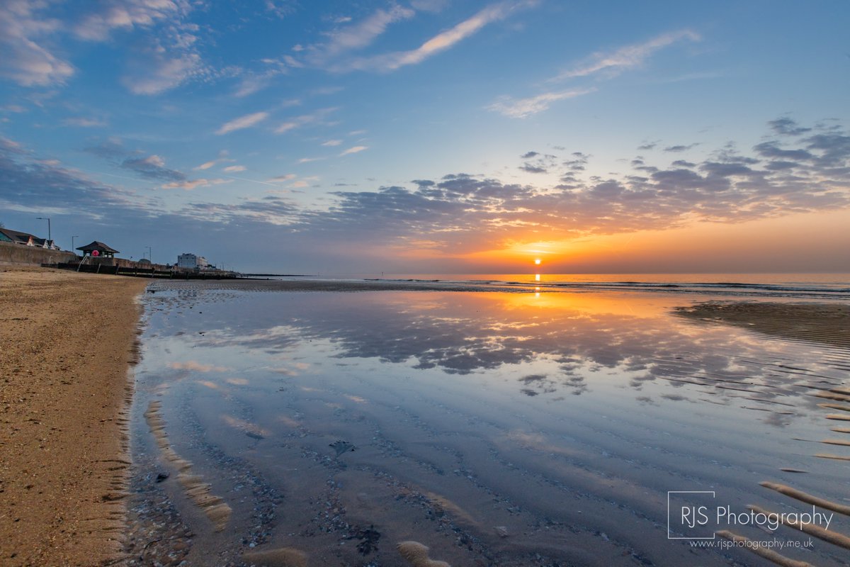 RJSPhoto89's tweet photo. A beautiful sunrise down on #waltononthenaze beach this morning. #sunrise #sunrisephotography @ChrisPage90 @itvanglia @itvweather https://t.co/IMGgSXxs8j