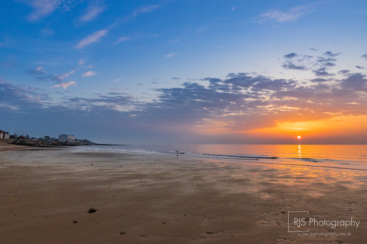 RJSPhoto89's tweet photo. A beautiful sunrise down on #waltononthenaze beach this morning. #sunrise #sunrisephotography @ChrisPage90 @itvanglia @itvweather https://t.co/IMGgSXxs8j