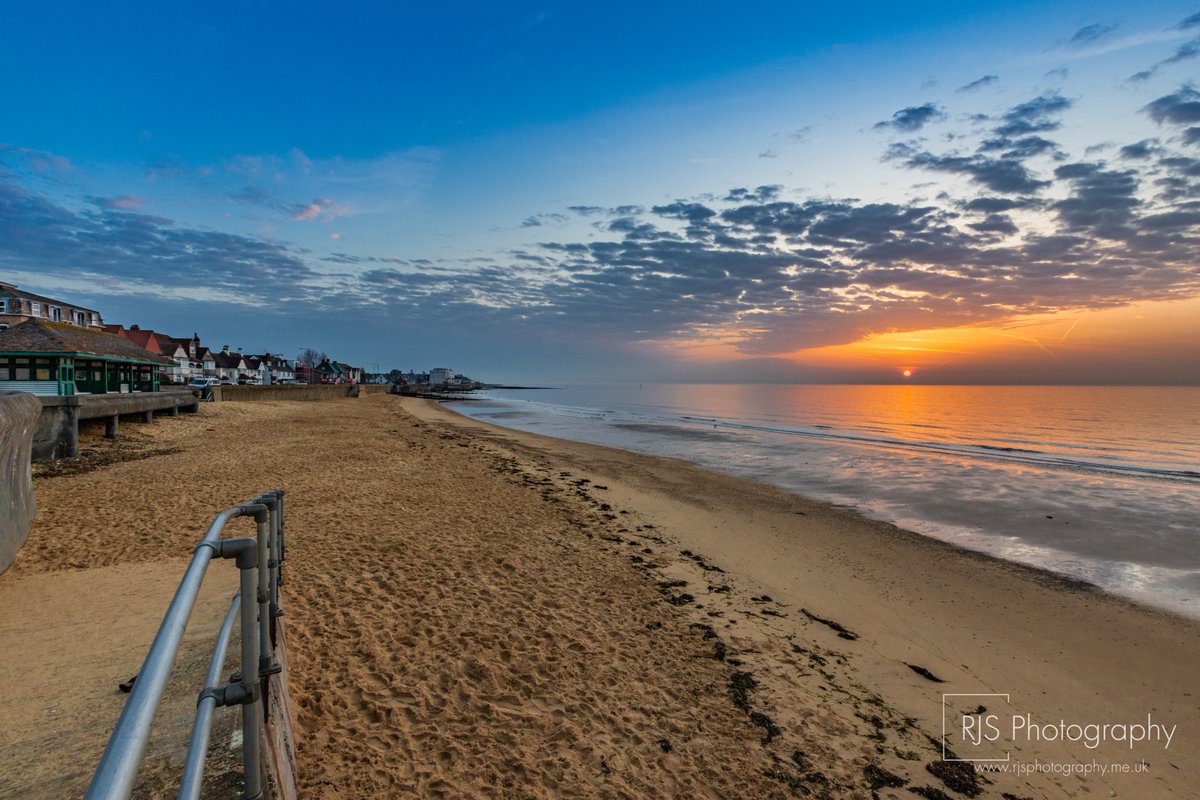 RJSPhoto89's tweet photo. A beautiful sunrise down on #waltononthenaze beach this morning. #sunrise #sunrisephotography @ChrisPage90 @itvanglia @itvweather https://t.co/IMGgSXxs8j