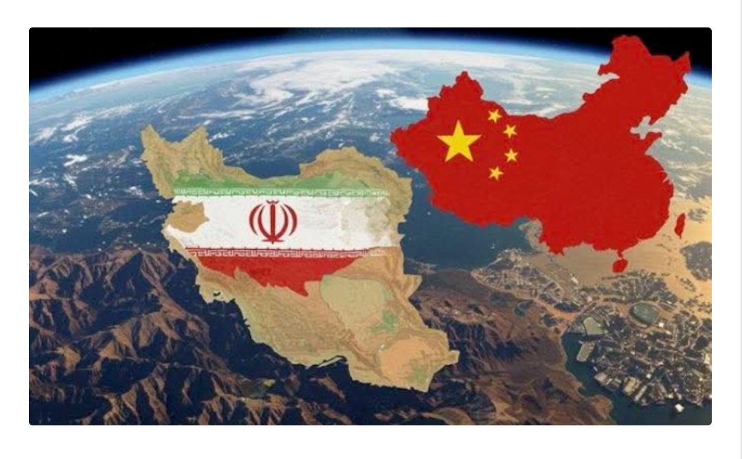 amir_nourdine's tweet photo. Lisez tout simplement !

Il y a 31 ans, les États-Unis ont coupé les signaux GPS d’un navire chinois à destination de l’Iran, le laissant bloqué en mer pendant 24 jours. Aujourd’hui, l’Iran a éteint son propre GPS et activé le système BeiDou chinois.

Le navire chinois, Yinhe, ne transportait ni armes ni espions. Il transportait des cargaisons ordinaires en Iran. Cependant, en 1993, les États-Unis l’ont accusé de transporter du matériel pour armes chimiques et ont coupé son signal GPS, non pas comme un acte militaire, mais comme un message. Pendant 24 jours, le navire a dérivé sans coordonnées, incapable d’accoster ou de naviguer.

Pour Pékin, la leçon était claire. En moins d’une décennie, la Chine avait lancé les premiers satellites BeiDou, déterminée à construire un système qu’aucune puissance étrangère ne pourrait désactiver.

En 2015, l’Iran avait signé un mémorandum avec Pékin pour intégrer BeiDou. En 2021, le système de guidage de missiles iranien était déjà intégré. La transition a été silencieuse : une disparition lente de la dépendance GPS.

Puis le détonateur est arrivé. Durant la guerre de 12 jours l’année dernière, les brouillages GPS israéliens ont paralysé les navires et les avions iraniens. Le 23 juin 2025, l’Iran a officiellement désactivé le GPS dans tout le pays, bloquant les signaux américains à la source. Le passage au système chinois BeiDou-3 (BDS-3) est terminé.

Contrairement au GPS, le signal B3A de niveau militaire du BDS-3 s’est avéré résistant aux interférences, maintenant un taux de réussite de positionnement de 98%. Avec plus de 50 satellites – contre 31 GPS – BeiDou offre une couverture supérieure sur le plateau iranien.

Avant le mouvement BDS, l’Iran avait recours à des bombardements massifs – des centaines de roquettes pour accabler les défenses -, épuisant ses réserves avec un effet limité. Maintenant, grâce à la précision du système BeiDou, l’Iran a adopté une doctrine d’attaque de précision : l’utilisation de missiles et de drones par des manœuvres complexes à des distances allant jusqu’à 2000 kilomètres. Les attaques chirurgicales ont remplacé celles qui épuisaient les réserves.