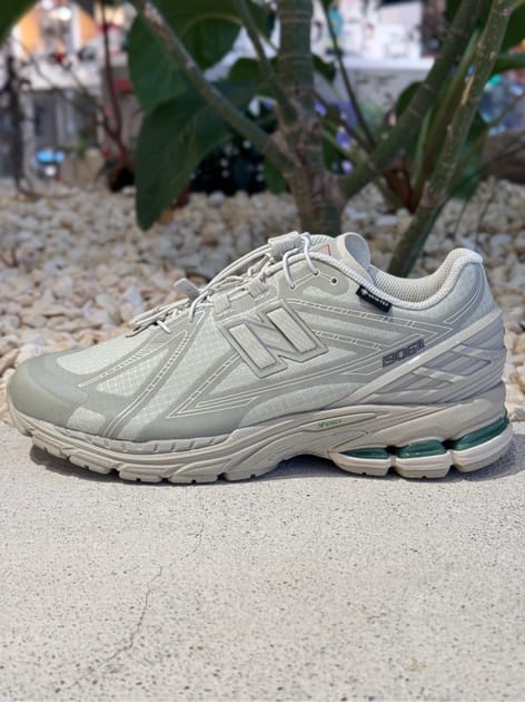 NB_onlinestore's tweet photo. 「1906」ゴアテックス搭載モデルがニューバランス公式オンラインストアにて販売中。クイックシューレースにより脱ぎ履きが楽になるだけでなく雨の日靴紐がほどけ、濡れてしまうストレスからも解放🌧 https://t.co/94XpZ5TgZV