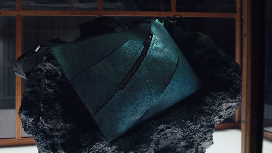 JVCom's tweet photo. Le premier sac en cuir de dinosaure de l'histoire va être mis aux enchères.

Il a été fabriqué à l'aide de fragments de collagène extraits de fossiles de Tyrannosaurus Rex. 
Le cuir a ensuite été reconstitué par biologie assistée par IA en synthétisant les séquences manquantes.

Prix de départ : ~575 000€