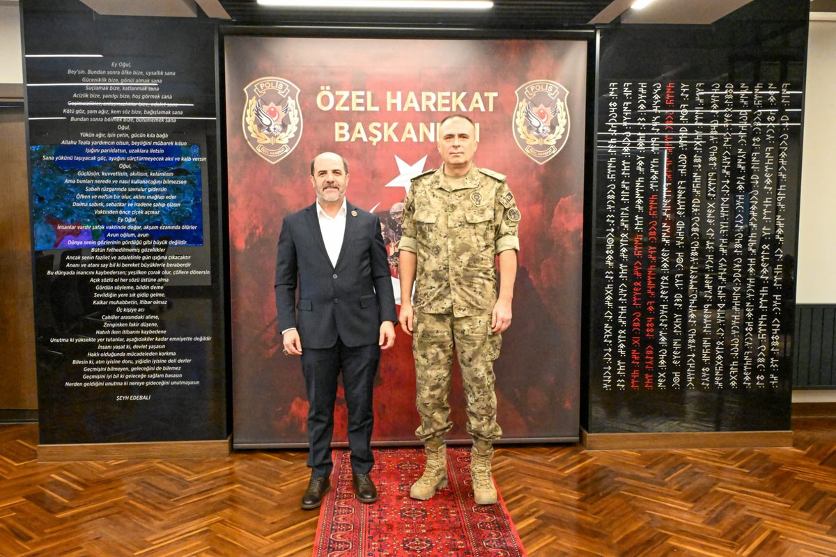 ZiyaSozen's tweet photo. Şehitlerimizin aziz hatırasını yüreğinde taşıyan, gazilerimizin onurunu baş tacı eden bir anlayışla; Kahraman Polis Teşkilatımızın göz bebeği Polis Özel Harekat Başkanlığında, Özel Harekat Başkanı Sayın Ünsal HAYAL’ı ziyaret etmenin derin anlamını ve gururunu yaşadık.

Bu mukaddes çatının her köşesinde vatan sevgisinin izleri, fedakârlığın sessiz ama güçlü yankısı hissediliyor… Her adımda bir kahramanlık, her duvarda bir destan saklı.

Sayın Başkanımızın göstermiş olduğu içten misafirperverlik, zarafet ve kıymetli destekleri bizlere güç vermiş, gönlümüzde ayrı bir yer edinmiştir. Kendilerine en kalbi şükranlarımızı sunuyoruz.

Bu vesileyle; başta Özel Harekat şehitlerimiz olmak üzere vatan uğruna canlarını feda eden tüm şehitlerimize Allah’tan rahmet, kahraman gazilerimize sağlık, huzur ve uzun ömürler diliyoruz.

Unutulmasın ki; bu topraklarda huzur varsa, birilerinin fedakârlığı sayesindedir…

🇹🇷 Aziz şehitlerimizi rahmetle, kahraman gazilerimizi minnetle anıyoruz.

@AsavVakfi @ozelharekatbsk @EmniyetGenelmd @TC_icisleri