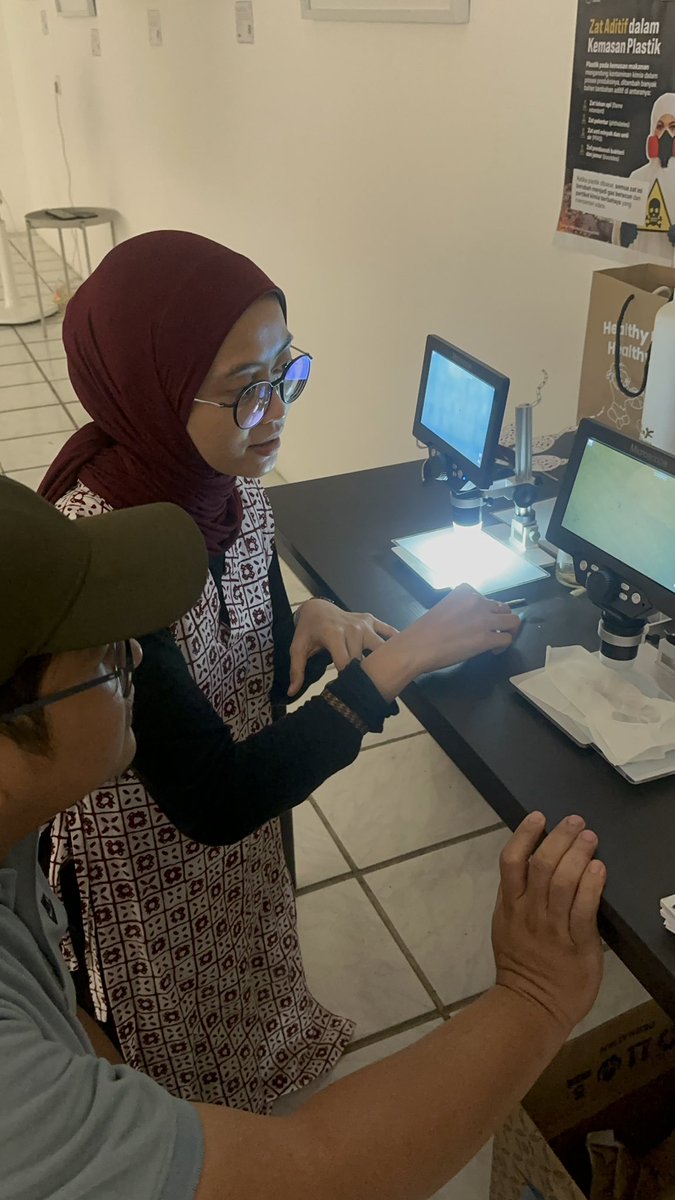 idbaruid's tweet photo. KAMU SUKA LUPA DAN LEMOT? MUNGKIN MIKROPLASTIK ADA DI OTAKMU.

Kata peneliti Ecoton, otak kita sudah tercemar nanoplastik dan bisa menyebabkan penurunan kognitif hingga 25%.

Orang Indonesia tercemar mikroplastik sebesar kartu ATM setiap bulan. Dan otak jadi salah satu organ yang paling mudah tercemar karena butuh banyak asupan darah.

Foto:
Mikroplastik yang terdapat di kulit penonton film “Menolak Punah” yang datang hari ini.

Kamu bisa uji mikroplastik di kulit kamu hari ini bareng Ecoton. Datang ke Nobar film “Menolak Punah” di Balai Budaja Jakarta.