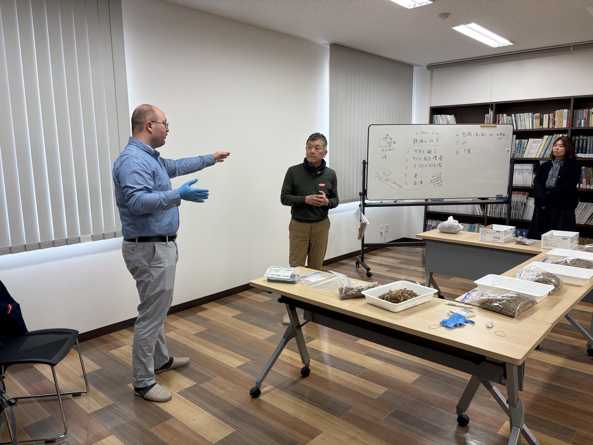 shhmki's tweet photo. 本日も毎年恒例のサイレージ勉強会
今年はコーンサイレージについて。
100均で温度計買って断面の温度測れば開けた後の安定性が見れそう。開けた直後でなく、しばらくしてからが添加剤の効き目を評価するには最適かと。
また、試験場の出口先生による倒伏リスクと収量のお話しも大変勉強になりました。 https://t.co/gza9NU7s2X