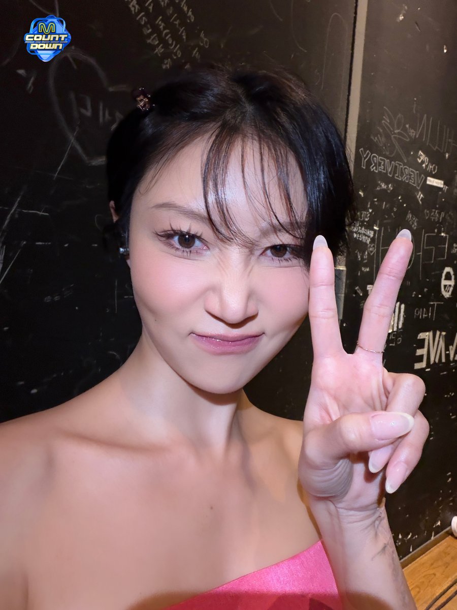 MnetMcountdown's tweet photo. 너무 귀여워 너무 귀여운데? 너무 귀여워 너무 귀여운데? 진짜 너무 귀여워서 숨 참음. 화사의 귀여움에 엠카는 속절없이 무너지는 편… 뭘 해도 귀여운 화사가 너무 귀여워 💗

#MCOUNTDOWN #엠카운트다운
#화사 #HWASA #SoCute https://t.co/dUY2nmLYYf