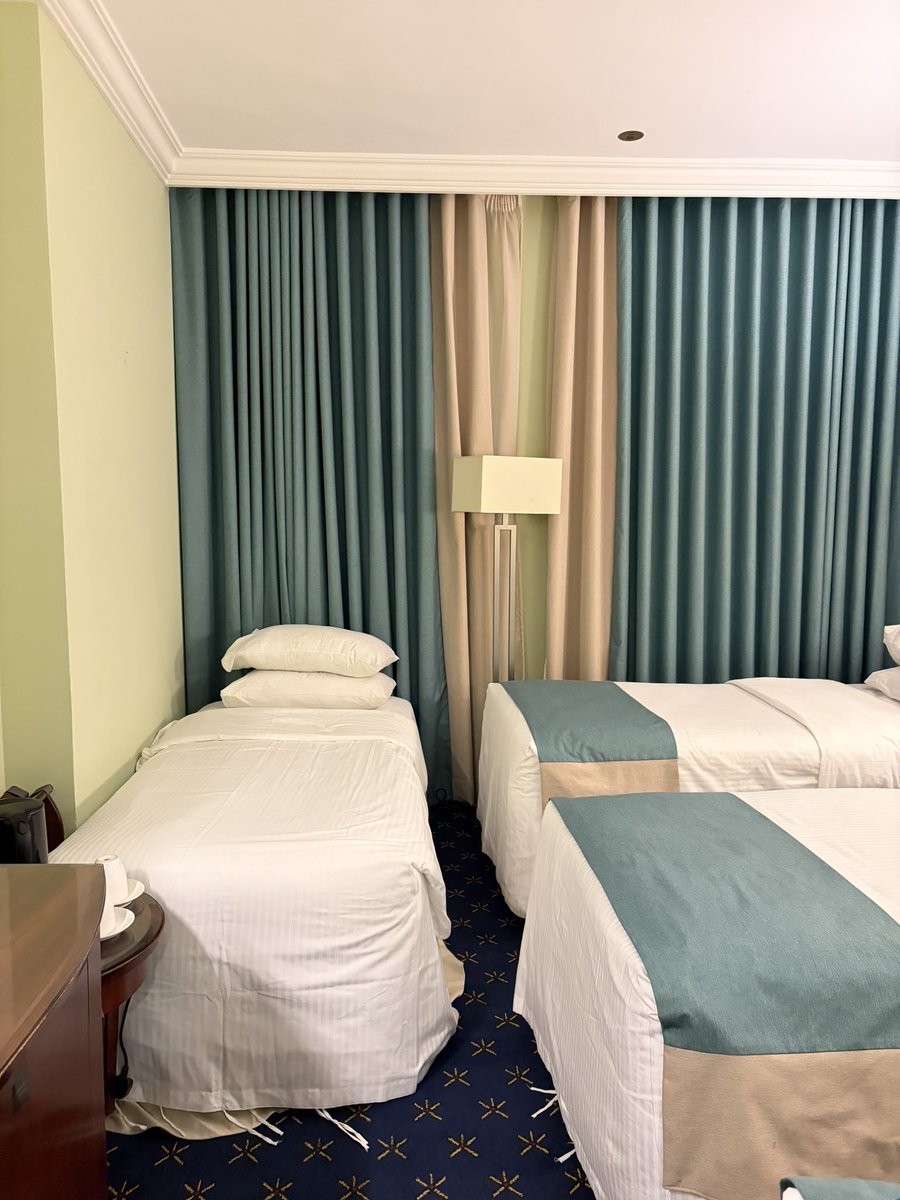 Pemilihan hotel waktu umroh kemarin emang penting bgt, aku mencoba cari hotel yang di plataran biar gak jauh bolak-balik masjid.

Pernah diceritain sm jamaah lain, kalo sebelumnya nginep hotel yg harganya “lebih murah” tapi harus naik bus dulu, dan busnya mesti REBUTAN itu jauh