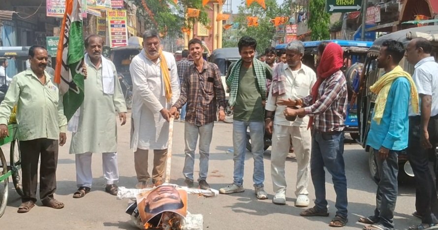 BijayKumarMithu's tweet photo. #मल्लिका_अर्जुन_खड़गे एवं #पवन_खेड़ा के  खिलाफ असम के मुख्यमंत्री द्वारा किए  गए घिनौनी  टिप्पणियों के खिलाफ विरोध प्रदर्शन एवं पुतला  दहन। @INCIndia @kharge @RahulGandhi @kcvenugopalmp @Pawankhera @INCBihar @Allavaru @rajeshkrinc https://t.co/dy2St70Fh3