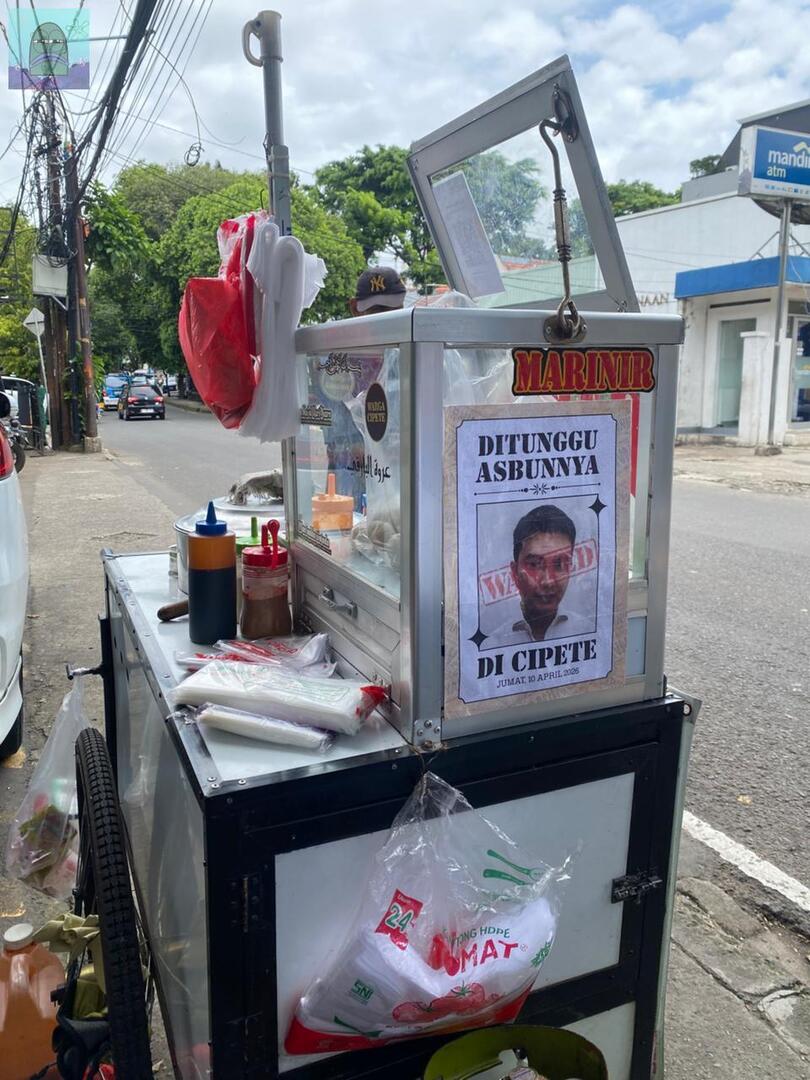 tanyakanrl's tweet photo. 💚 Tukang cilok aja nempel posternya gambar owner aldi's burger😭 https://t.co/tfpSLEt95j