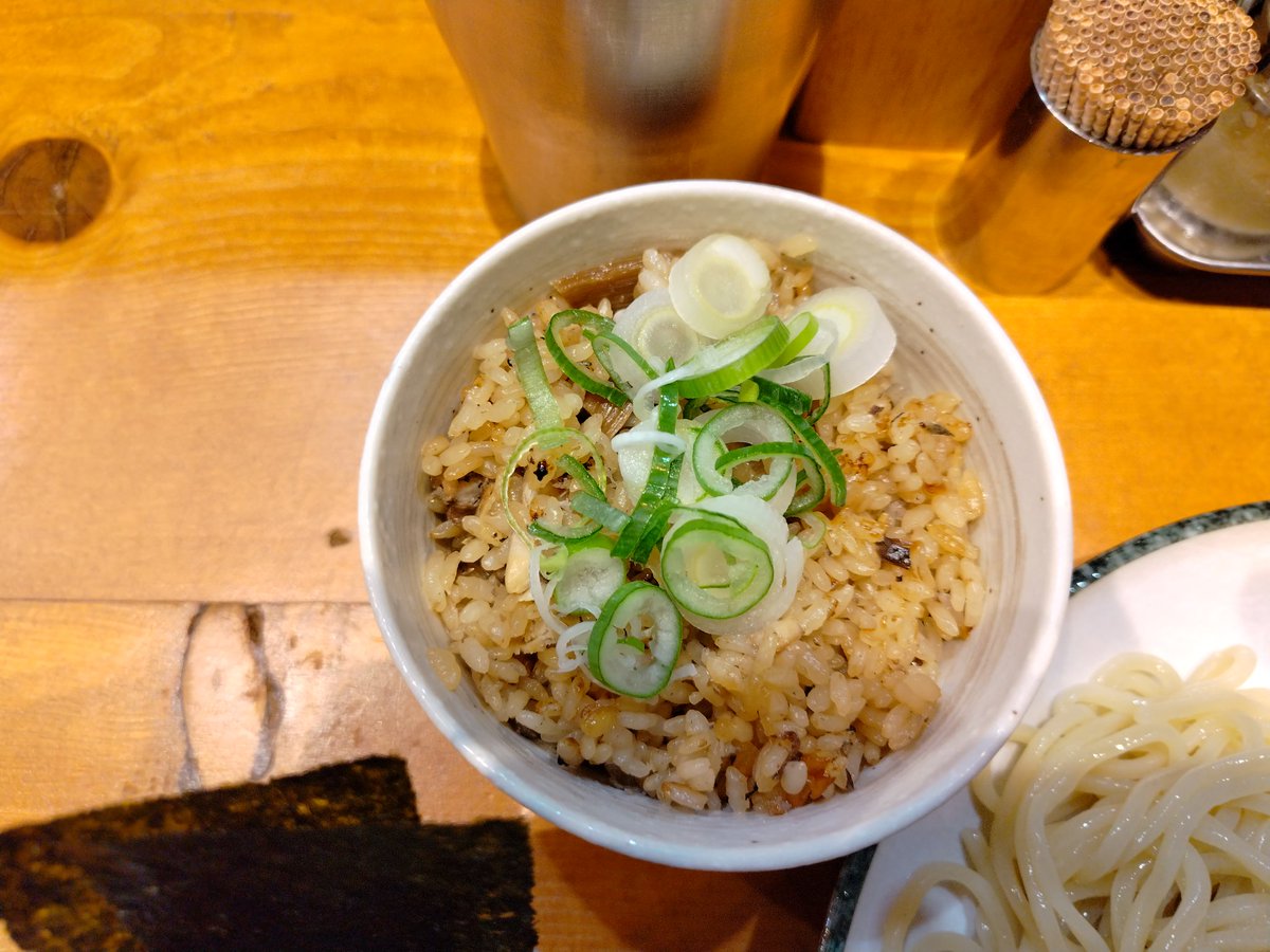 凌駕@荻窪
特製つけめん（荻窪）＋炊き込みご飯
ぽっいつけ麺を求めて再訪。
インスパイアはどこも微妙に違うけど
それを楽しむのもまた良いかな。
ブラペの辛さと刺激がブニョ麺に合うよね。
腹パンで死ぬほど美味かった！
#つけめん
#丸長インスパイア