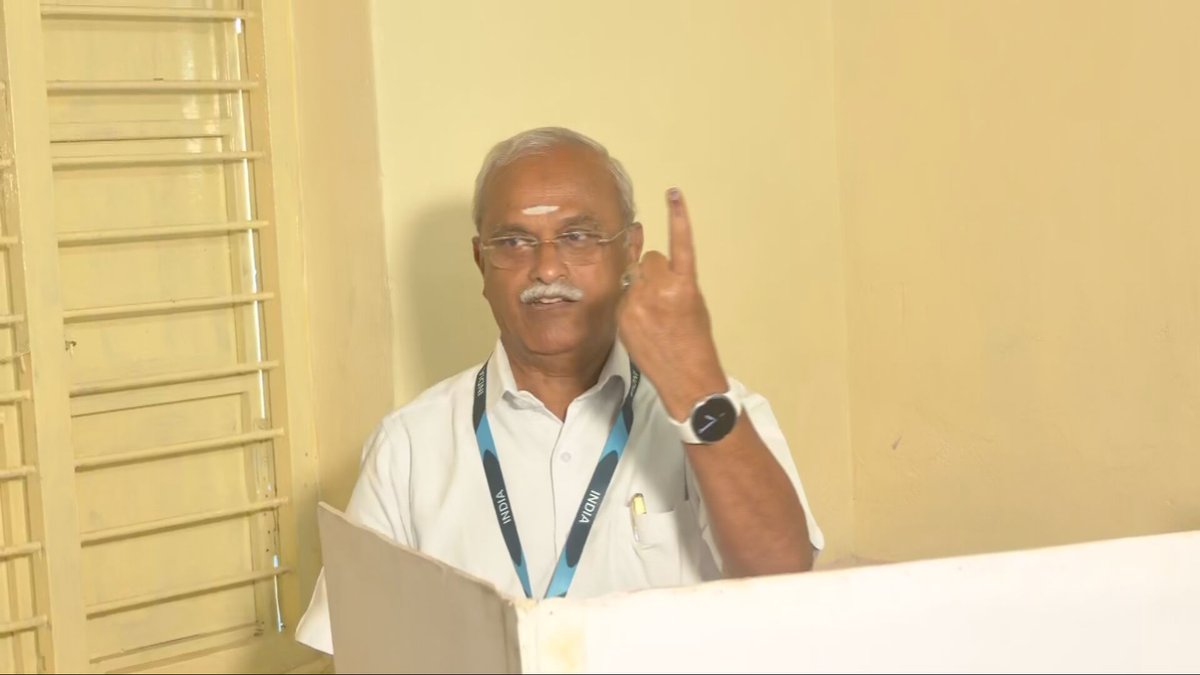 sunnewstamil's tweet image. #NewsUpdate | புதுச்சேரி பேரவைத் தேர்தலில் தனது வாக்கு செலுத்தினார் காங்கிரஸ் எம்.பி. வைத்திலிங்கம் 

#SunNews | #Puducherry | #Congress