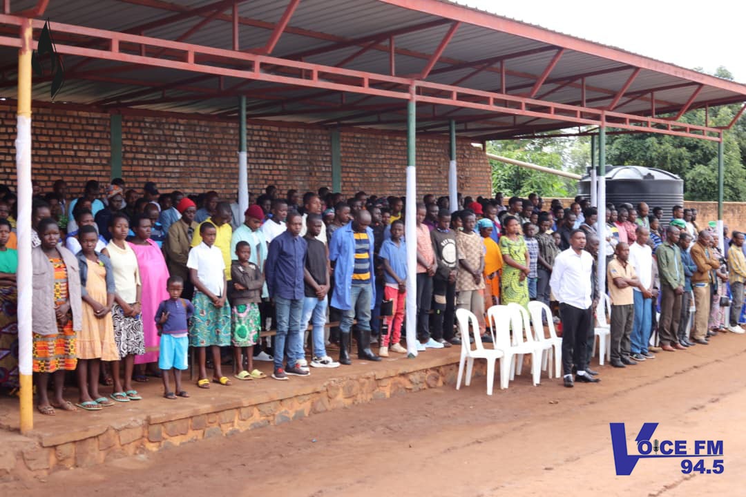 VOICE_FM_RWANDA's tweet photo. #Kwibuka32

Umuyobozi w'Akarere ka @RwamaganaDistr yifatanyije n'abaturage bo mu murenge wa @NzigeSector mu bikorwa byo Kwibuka ku nshuro ya 32 Jenoside yakorewe Abatutsi. 
Aha hari amateka yihariye kuko hatorejwe interahamwe ziteguraga kwica Abatutsi mu yandi masegiteri https://t.co/eSKsqo831s