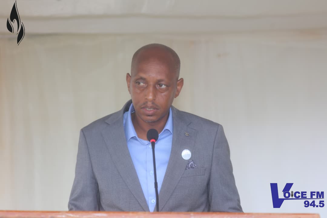 VOICE_FM_RWANDA's tweet photo. #Kwibuka32

Umuyobozi w'Akarere ka @RwamaganaDistr yifatanyije n'abaturage bo mu murenge wa @NzigeSector mu bikorwa byo Kwibuka ku nshuro ya 32 Jenoside yakorewe Abatutsi. 
Aha hari amateka yihariye kuko hatorejwe interahamwe ziteguraga kwica Abatutsi mu yandi masegiteri https://t.co/eSKsqo831s