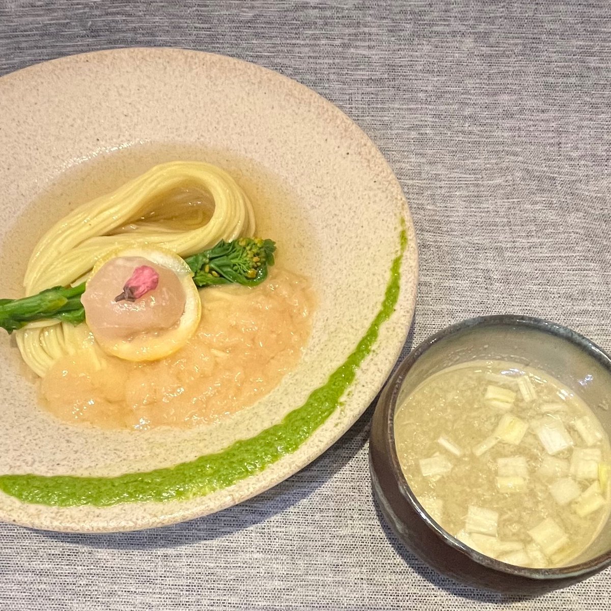 daitsukemenhaku's tweet photo. 🔥大つけ麺博 Presents 最強ラーメン祭
📍小山御殿広場（小山市役所横）

第3陣、4／10（金）〜開催！

1杯1000円（全店共通食券制）

第3陣を締めくくるのはこちら！

ほたて日和
「ほたての昆布水つけ麺 ～春のワルツ～」

帆立の旨みがじんわり広がる、
繊細さと華やかさを兼ね備えた一杯。

昆布水にくぐらせた麺のなめらかさ、
そして春を感じる余韻まで楽しめる、
完成度の高いつけ麺です。

締めの一杯にもふさわしい、
上品で印象に残る味わい。
ぜひ会場でご賞味ください🍜

気になる一杯は保存して、
会場でぜひチェックしてください！

#大つけ麺博
#最強ラーメン祭
#最強ラーメン祭in小山
#小山御殿広場
#小山市
#小山イベント
#小山グルメ
#栃木イベント
#栃木グルメ
#ラーメン
#ラーメンイベント
#ラーメン好き
#麺活
#ほたて日和
#昆布水つけ麺
#帆立ラーメン
#つけ麺
#限定ラーメン
#春のワルツ