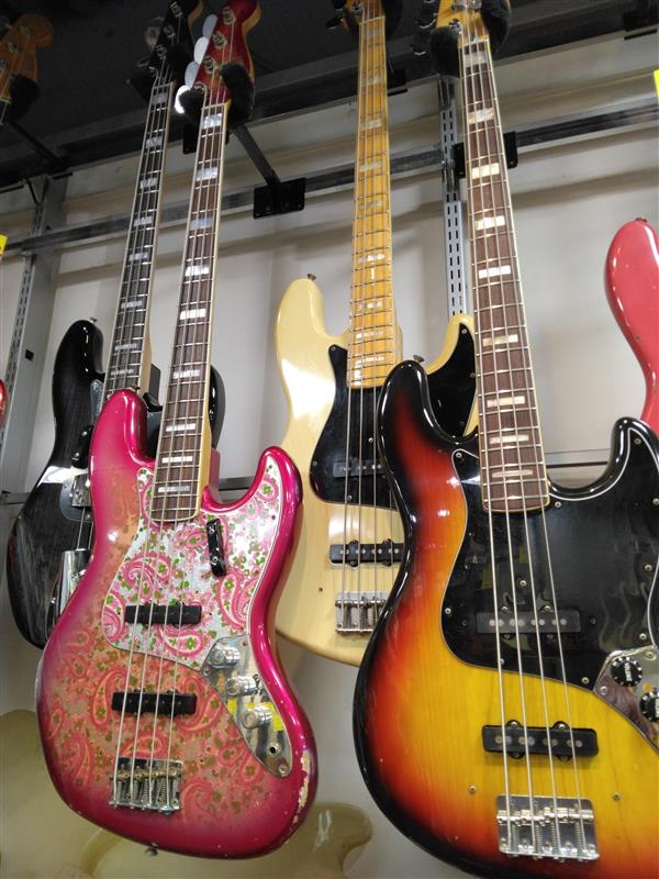 1484shibuya's tweet image. ジャズベースにはブロックインレイ、ネックバインディングが似合う！
左から
Fender custom shop 1975 JazzBass NOS Ebony Transparent
Fender custom shop LTD JazzBass Relic pink paisley
Fender 1978 JazzBass white(vintage)
Fender 1978 JazzBass Sunburst(vintage)

#Jazzbass #Fender ＃ベース