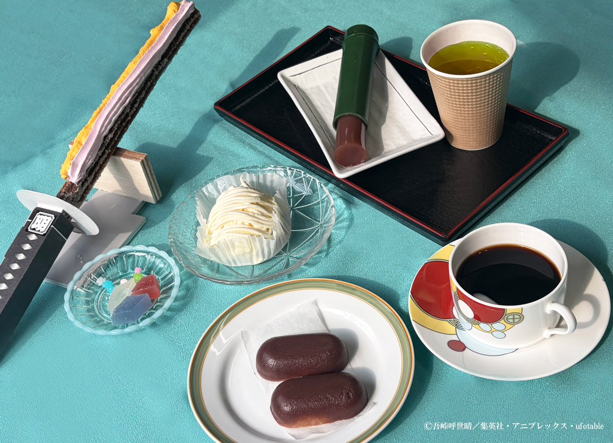 【鬼滅の刃×博物館 明治村　明治村特別任務録】では、コラボグルメ（全13種）展開中です‼

その中から、コラボスイーツ（全4種）をピックアップしました！
特別任務のお供に、甘～いスイーツはいかがですか？

コラボグルメをご注文のお客様には、オリジナルカードをランダムでプレゼント🎁