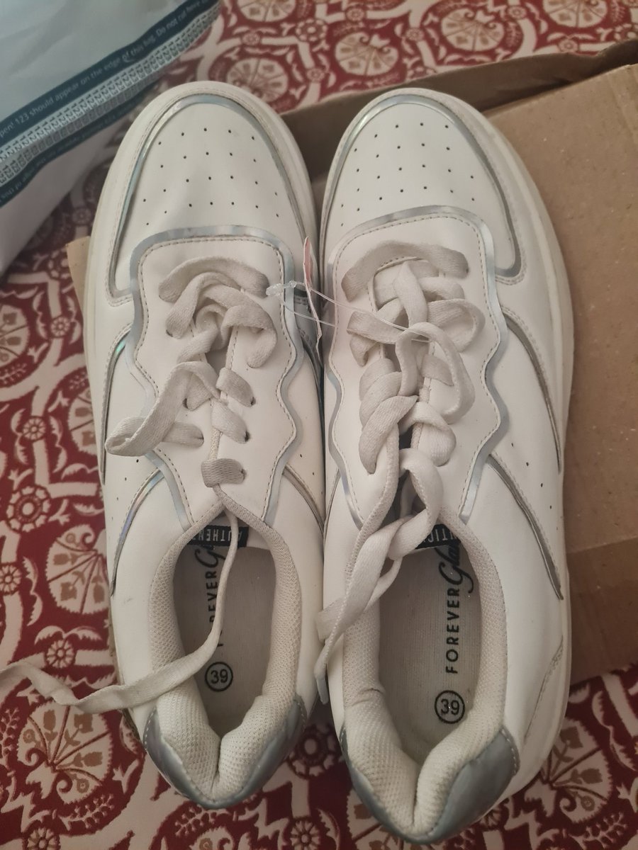 SherylShijuSam's tweet photo. @AJIOLife what is the big desperation on your end that you send this kind of stuff to a customer? This shoe is from @pantaloonsindia and is used and the box is in such a dilapidated condition. Are you insulting the customer? Or insulting yourself? https://t.co/O35x32ODGU